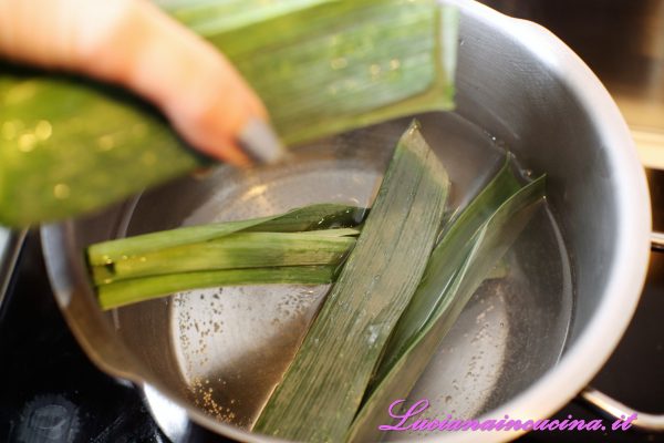 Scottare la parte verde del porro in acqua bollente salata per 3-4 minuti, poi raffreddarla per preservarne il colore. Conservarne una foglia da tagliare a listarelle sottili e cuocere a parte successivamente.