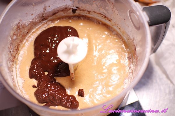 Sciogliere il cioccolato nel microonde ed unirlo al composto ottenendo una crema.