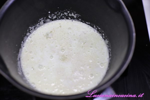 Preparare una fonduta facendo sciogliere il formaggio grattugiato nella panna e cuocere fino ad ottenere una crema (ci vorranno pochi minuti).