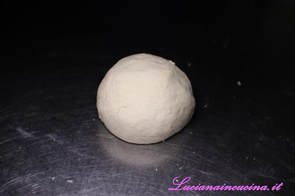Impastare la farina con l'acqua bollente fino ad ottenere un impasto omogeneo con cui formare una palla da avvolgere in pellicola e mettere in frigorifero per 30 minuti.