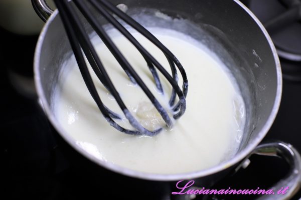 Sciogliere il burro insieme alla farina. Mescolando con una frusta versare poco alla volta il latte in modo da non formare grumi.
