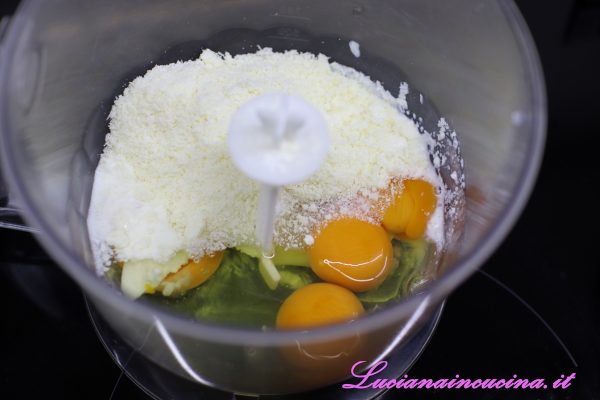 In un mixer inserire le uova, il Parmigiano grattugiato ed il latte e frullare.