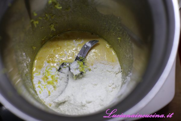 Aggiungere la scorza del limone, il sale, il lievito e la farina e frullare fino ad ottenere un composto omogeneo. Per ultime incorporare le mandorle.