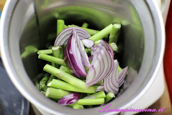 In una casseruola (o nel Bimby) inserire i gambi degli asparagi insieme alla cipolla affettata e a 2 cucchiai d'olio extravergine d'oliva.