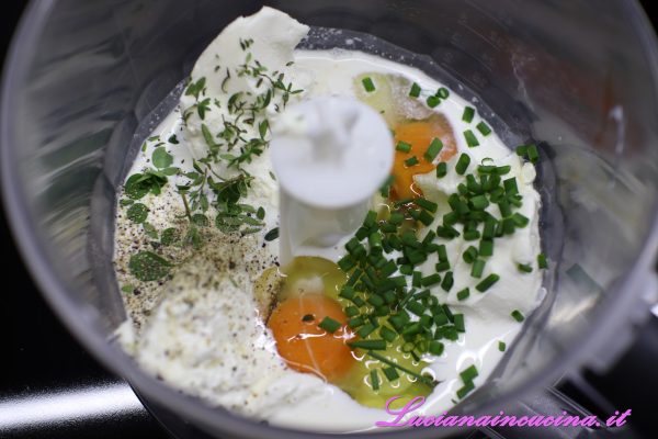 Nel mixer mescolare uova, formaggio, panna, sale, pepe e le erbe poi unirvi le zucchine raffreddate e tenere da parte.
