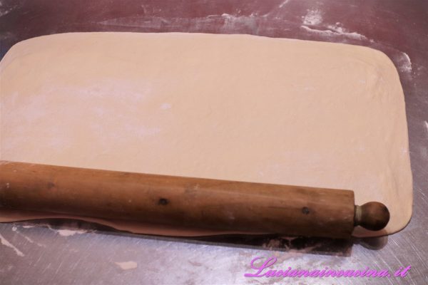 Passare alla formatura dei croissant stendendo a rettangolo l'impasto prelevato dal frigor  fino ad uno spessore di 3 mm.