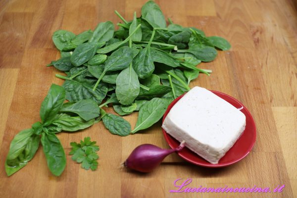 Lavare le verdure, sgocciolare ed asciugare il tofu e tritare la cipolla.