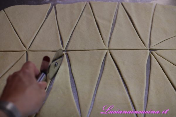 Con il tagliapasta incidere la sfoglia ricavando dei triangoli.