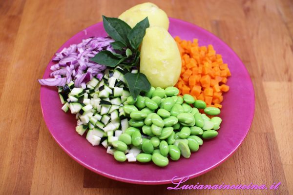 Tagliare a dadini le carote e le zucchine e tritare la cipolla e l'aglio.  Scottare tutto in poco olio extravergine d'oliva per 10-15 minuti. Salare.