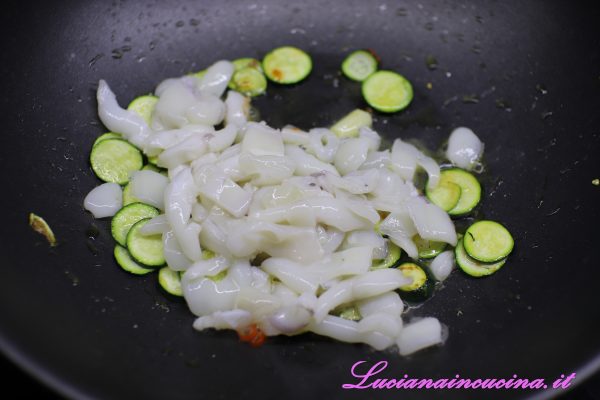 Dopo cinque minuti unire il calamaro tagliato a pezzetti, la zucchina a rondelle e insaporire qualche minuto.