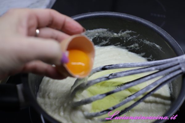 Una volta freddo inserire le uova una alla volta sempre amalgamando con la frusta.