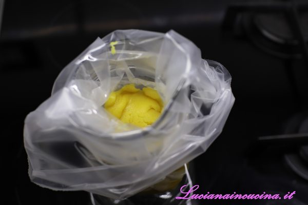 Inserire il composto ottenuto in un sac a poche e depositare il contenuto a ciuffetti in una teglia rivestita con carta forno (andrà bene anche a cucchiaiate).