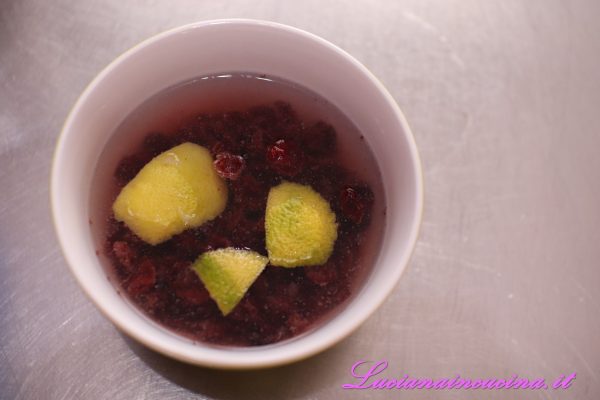 Ammollare per una decina di minuti i frutti rossi in acqua con le scorze ed il succo di limone.