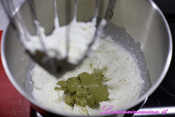 A questo punto aggiungere la crema di pistacchi ed amalgamarla al composto.