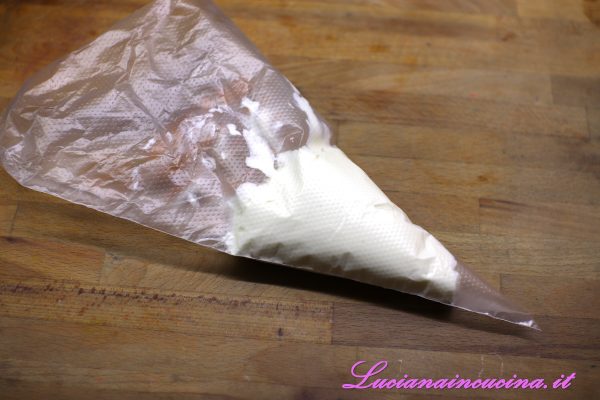 Montare la panna insieme al mascarpone e allo zucchero a velo poi trasferire in una sac a poche e conservare in frigorifero fino al momento del servizio.