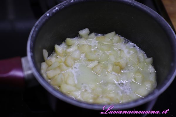 Frullare metà delle pere ottenendo una crema, il resto servirà come guarnizione del piatto.