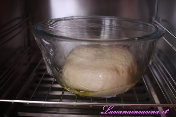 Mettere a lievitare per 2 ore a 28°C coperto con pellicola per alimenti.