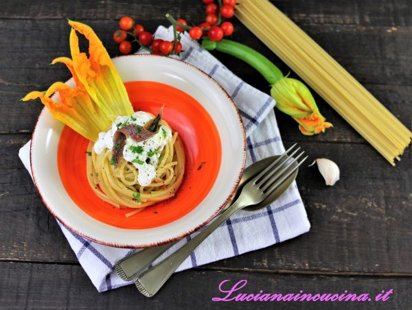 Spaghetti con stracciatella e fiori di zucchina