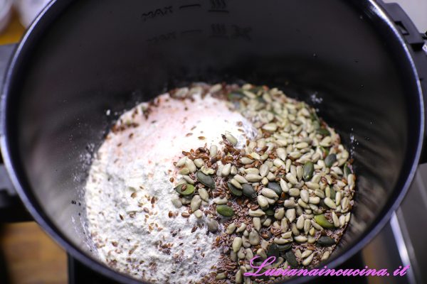 Unire la farina, il sale e il mix di semi.