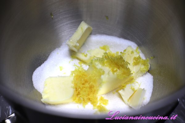 Nella planetaria montare il burro con lo zucchero insieme ai semi di vaniglia ed alla scorza di limone grattugiata.