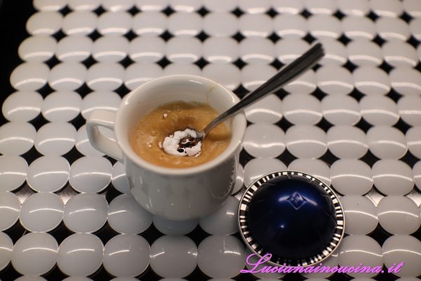 Per prima cosa preparare un'ottimo caffè espresso che poi andrà zuccherato con mezzo cucchiaino di zucchero a velo e successivamente lasciato intiepidire.
