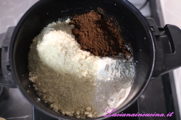 Quindi incorporare le due farine insieme al cacao ed al lievito.