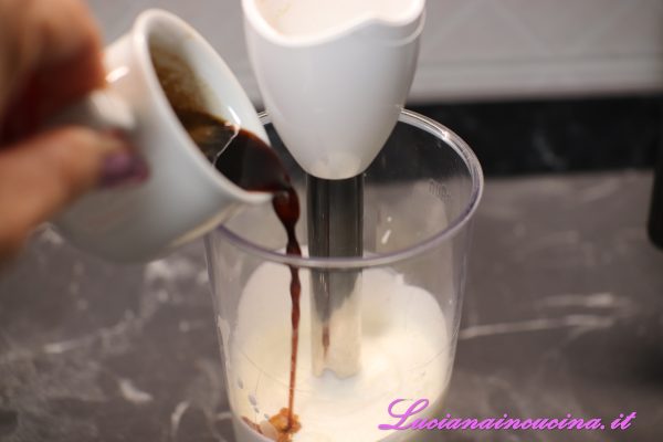Versare il caffè ormai raffreddato emulsionandolo alla panna. Trasferire in frigorifero fino al momento del servizio.
