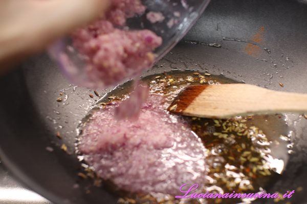 Unire il composto di cipolla e cuocere per 8 minuti.