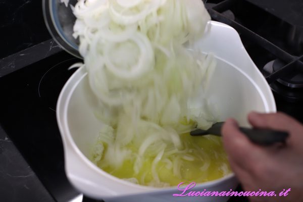 Versarvi le cipolle e cuocere a fuoco basso per una decina di minuti.