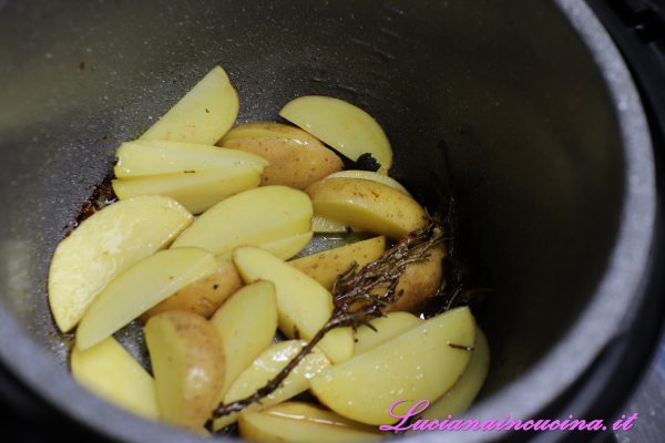 Dopo aver tolto il rollé introdurre le patate tagliate a tocchi (io ho scelto di mantenere la buccia) e cuocere con la funzione "patate" a 200°C per 25-30 minuti, girandole ogni 10 minuti.
