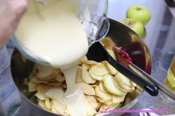 Versarlo sulle mele, amalgamare bene e versare in una teglia da forno con il fondo staccabile.