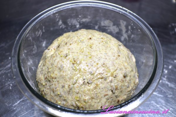 Incorporare tutti gli ingredienti poi trasferire il risultato ottenuto in una boule. Coprire e lasciare in frigorifero per circa 8-10 ore.