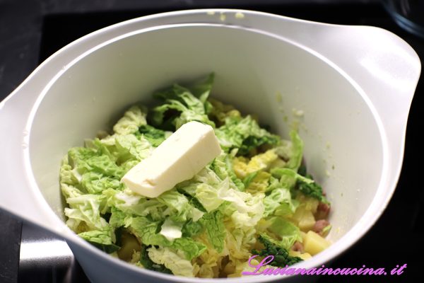 Unire la verza spezzettata ed il burro, lasciando insaporire tutti gli ingredienti per un paio di minuti.