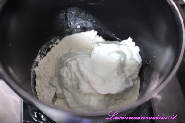 Unire lo yogurt greco ed impastare fino ad ottenere un composto omogeneo.